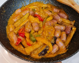 Foto del paso 4 de la receta: Guiso de salchichas con berenjena y pimientos