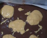 Foto langkah ke 6 dari resep Swirled Chocolate Peanut Butter Bars.