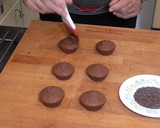Foto del paso 6 de la receta: Arañas de Halloween (Magdalenas)