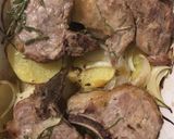 Foto del paso 4 de la receta: Chuletas de cerdo con papas y romero al horno