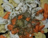Tepsis csirkecomb vele sült krumplival és zöldségekkel recept fázis 2 fotója