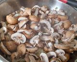 Foto del paso 3 de la receta Revuelto de espárragos, setas y langostinos