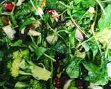 Foto del paso 1 de la receta: Ensalada, Rúcula, tomates secos, radichio, brócoli, aceitunas negras, puerros