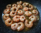 Foto del paso 4 de la receta: Langostinos al ajillo con cava 🦐🍾