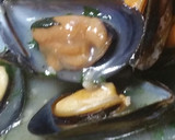 Foto del paso 1 de la receta: Mejillones en salsa verde