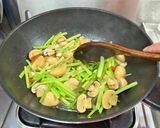 芹菜炒洋菇(簡單料理)的食譜步驟7照片
