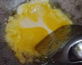 Foto langkah ke 2 dari resep Telur Dadar Cheese Slice.