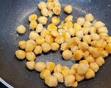 Foto del paso 1 de la receta: Ensalada de espinacas y garbanzos con sobrasada y miel