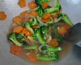 Foto langkah ke 5 dari resep Cah Brokoli Wortel Bawang Putih.