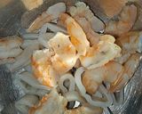Foto del paso 6 de la receta: Ensalada tibia de calamar, langostinos, patatas y con emulsión de vinagreta de limón