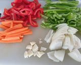 Foto del paso 2 de la receta Merluza con verduras al wok y huevo flor