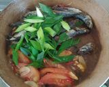 Foto langkah ke 8 dari resep Ikan Pindang Bumbu Iris.