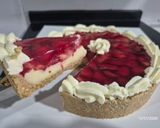 Foto del paso 4 de la receta: Tarta de frutillas 🍓 con base de galletitas 😋