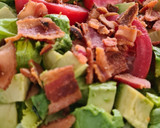 Foto del paso 4 de la receta: Ensalada verde con tocino, tomate y aguacate