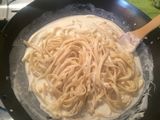 Fettuccine en crema de queso con brócoli y pollo