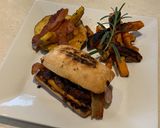 Une image de l'étape 6 de Ciabatta aux côtes levées avec frites de patates douces et courge poivrée.
