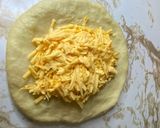 صورة لخطوة 2 من وصفة تميس جبن مبشور 🧀