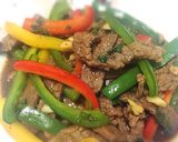 รูปขั้นตอนการทำที่ 1 ของ ผัดเนื้อเซอรอยด์พริกหวานราดข้าว