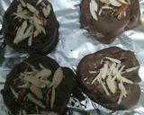 A picture of step 9 of Pinwheel sandwich cum choco-jam pie.