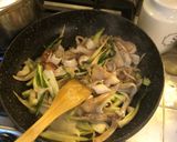Foto del passaggio 3 della ricetta Spaghetti totani cicoria cimata e pesto di prezzemolo