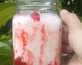 Foto langkah ke 2 dari resep Korean Strawberry Milk.