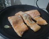 Foto del paso 2 de la receta: Salmón con salsa de cítricos y finas hierbas