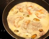 Foto del paso 3 de la receta: Anchoa de banco con crema, mejillones y langostinos