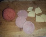 Foto del paso 1 de la receta: Medallón de masa de croquetas relleno de jamón y queso
