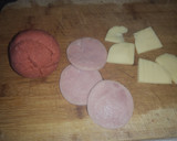 Foto del paso 1 de la receta: Medallón de masa de croquetas relleno de jamón y queso