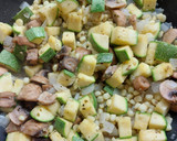 Foto del paso 3 de la receta: Calabacitas con champiñones y elote