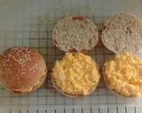 Foto langkah ke 2 dari resep Egg Mayo Burger.