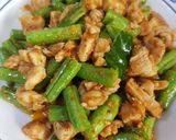 รูปขั้นตอนการทำที่ 2 ของ ถั่วฝักยาวผัดพริกแกง อกไก่