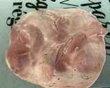 Une image de l'étape 4 de Salade de tomates à l'oignon rouge, jambon blanc, basilic et burrata.
