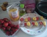 Foto del paso 1 de la receta: Brocheta de gambas, fresas y piña 😋😋