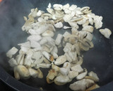 Foto del paso 2 de la receta: Arroz con pollo y setas