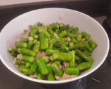 Foto del paso 2 de la receta: Arroz con bonito, ajetes y espárragos