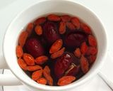 Foto langkah ke 2 dari resep Teh Kurma Merah.