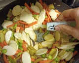 Foto del paso 4 de la receta: Wok de nian gao (pastel de arroz) con verduras