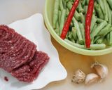 A picture of step 1 of Stir-Fried Green Beans with Ground Beef.
