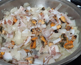 Foto del paso 2 de la receta: Empanada de volador y mejillones