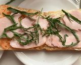 Foto del paso 6 de la receta: Bocadillo frío de fiambre de pollo, con allioli, tomate y rúcula