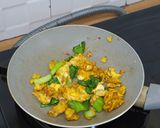Foto langkah ke 4 dari resep Telur Orak Arik Warmindo Karya Anindya.