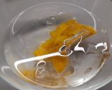 Foto del paso 3 de la receta: Rodaballo con aceite de perejil y cebollino con coolie de mango