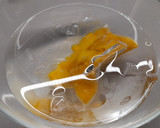 Foto del paso 3 de la receta: Rodaballo con aceite de perejil y cebollino con coolie de mango
