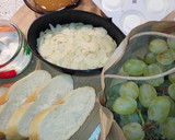 Foto del paso 1 de la receta: Queso de cabra fresco con miel y uvas a la plancha