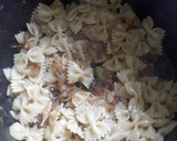Foto del paso 1 de la receta: Corbatitas con Queso y Cebolla Caramelizada