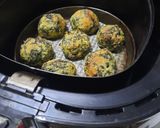 Foto del paso 8 de la receta: Bombas de acelga y papa (en freidora de aire o al horno)