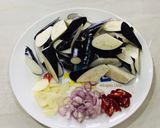 Foto langkah ke 1 dari resep Tumis terong unggu dan daging ayam.