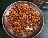 A picture of step 1 of Garlic Murmura Bhel.
