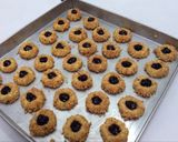 Foto langkah ke 3 dari resep Blueberry Peanut Thumbprint Cookies, renyah dan lumer di mulut.